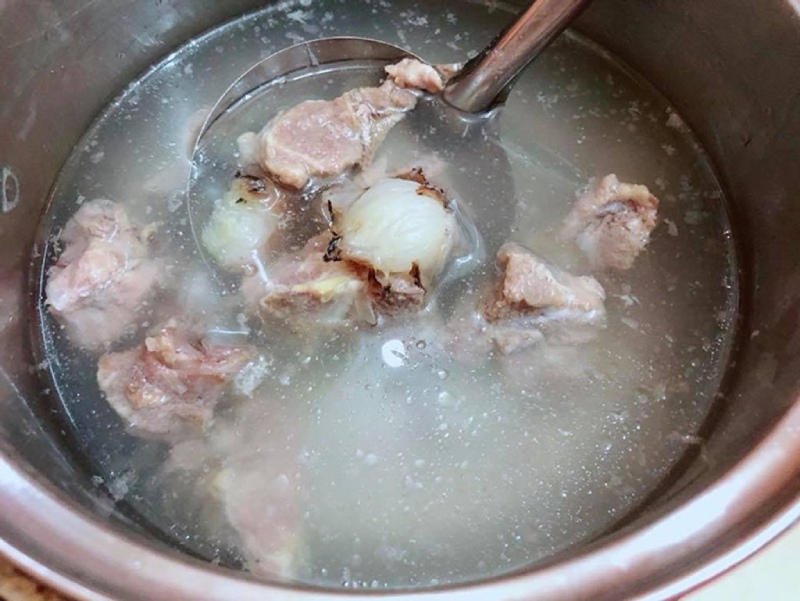 Xương gà được ninh để làm nước dùng ngọt thanh