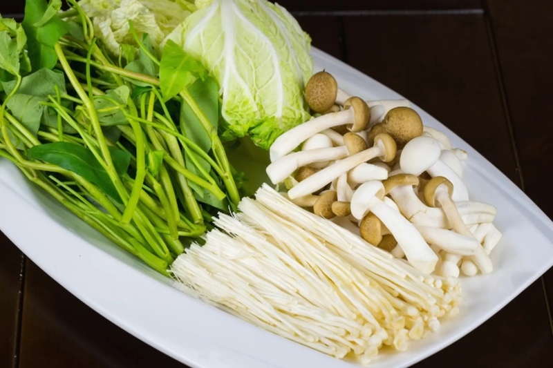 Rau ăn kèm gồm ngải cứu, cải thảo, rau muống, các loại nấm