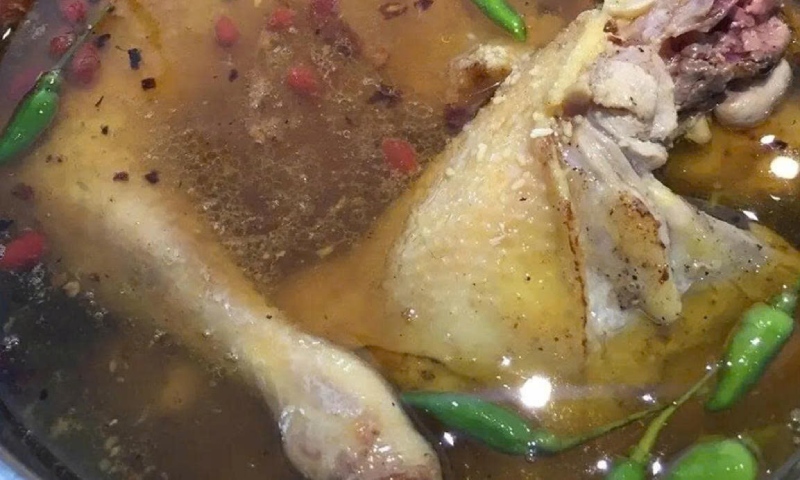 tiến hành nấu lẩu gà ớt hiểm