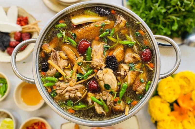 lẩu gà ớt hiểm ăn cùng với bún tươi rất hợp