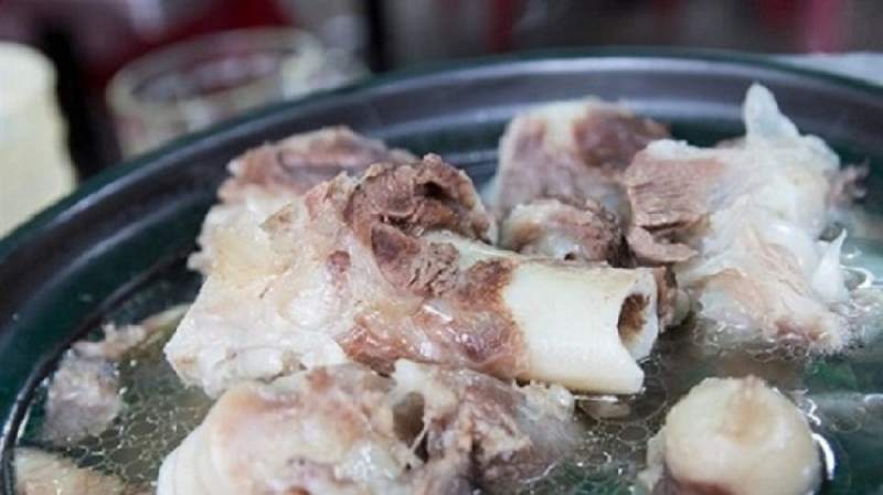 Công đoạn sơ chế xương ống heo