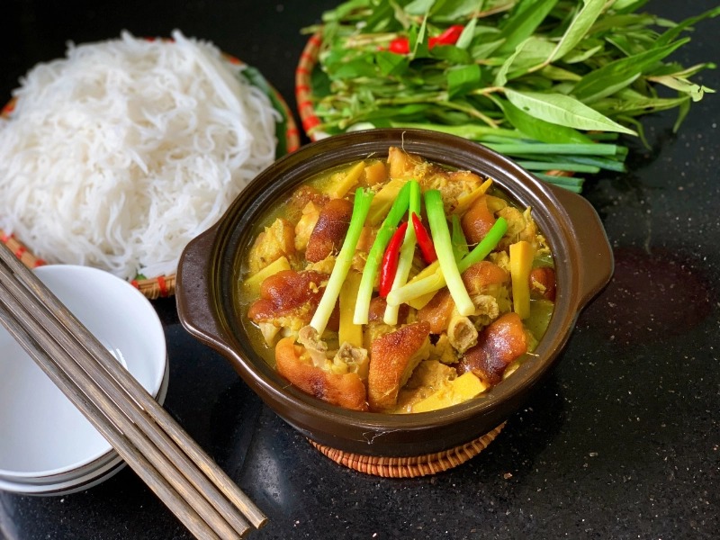 Món lẩu giả cầy giò heo vàng óng, cay nồng