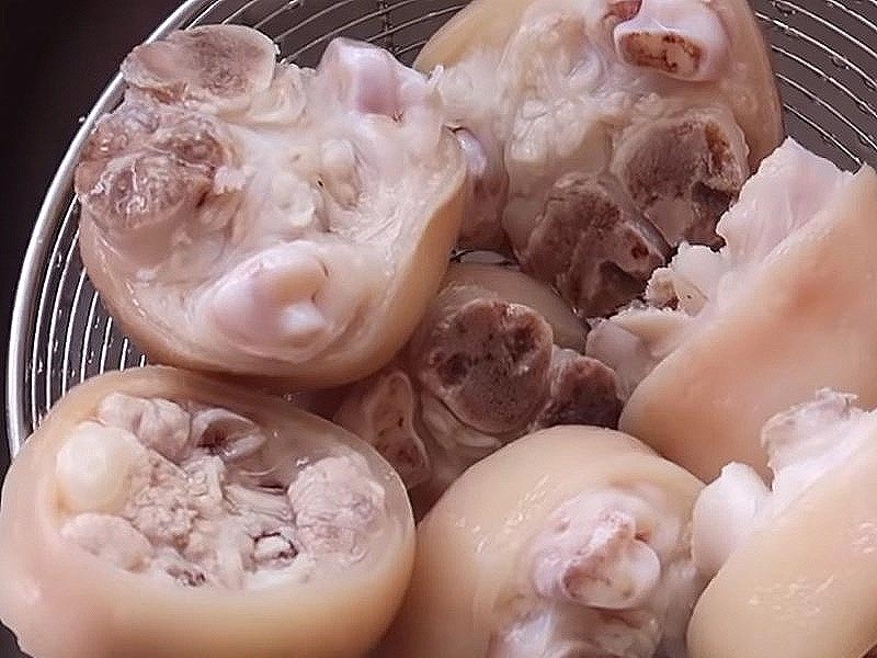 Giò heo đã luộc sơ, chuẩn bị cho công đoạn thui và tẩm ướp