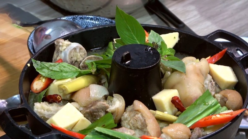  Giò heo nấu lẩu giả cầy kết hợp cùng đậu phụ, riềng, sả, ớt