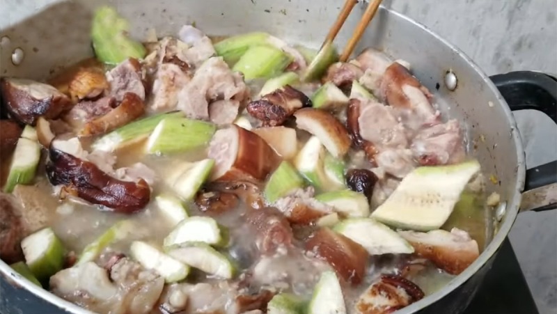 Nấu lẩu giả cầy với chuối xanh