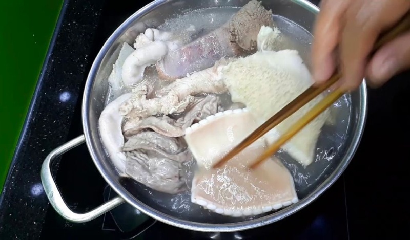 Sơ chế nguyên liệu nấu lẩu lòng bò
