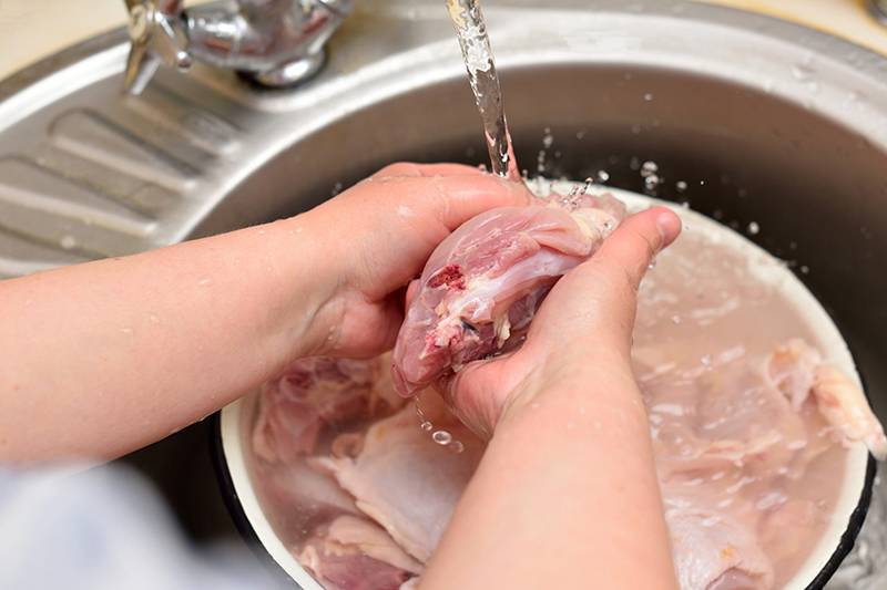 Rửa sạch sườn heo qua nước