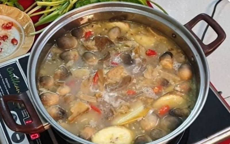 Tiến hành nấu lẩu lòng heo nhúng mẻ