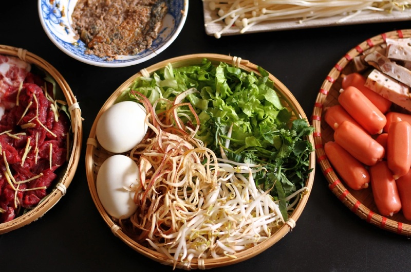 Chuẩn bị rau và đồ nhúng ăn kèm