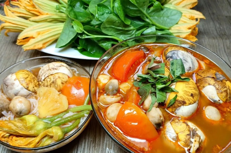 Tô lẩu trứng vịt lộn lẩu Thái ăn kèm rau