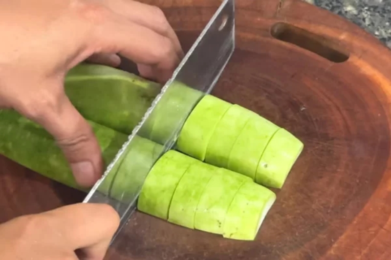 Cắt bầu thành khoanh vừa ăn