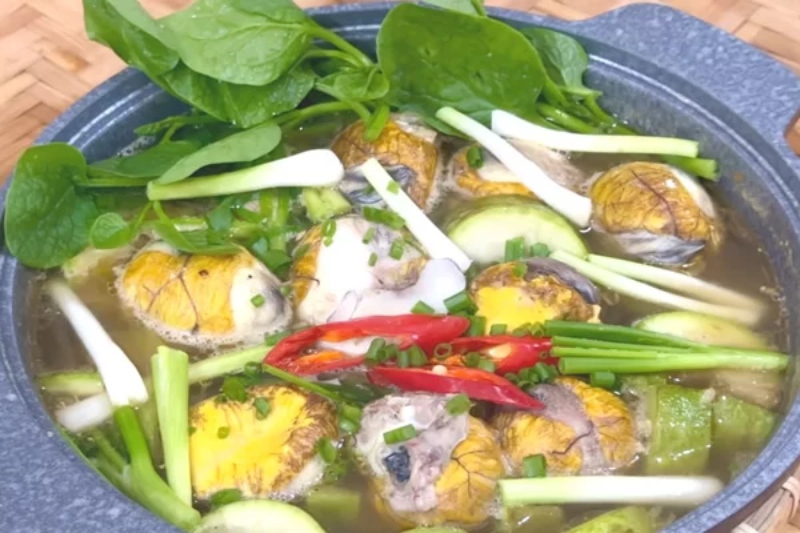 Nồi lẩu trứng vịt lộn đang sôi cùng bầu và rau mồng tơi