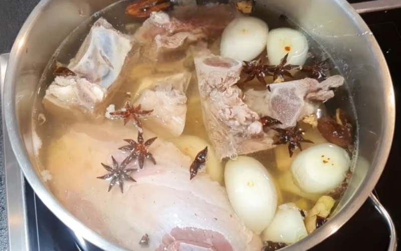 Công đoạn nấu nước lẩu xương bò
