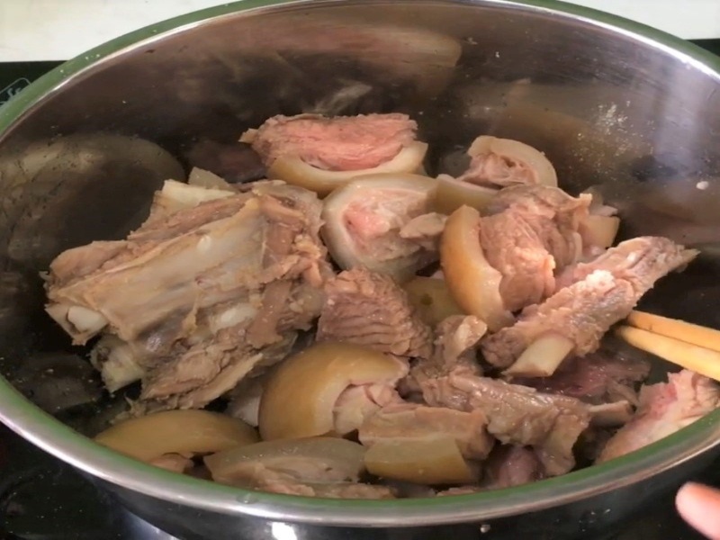 TIến hành xào gân bò và xương bò