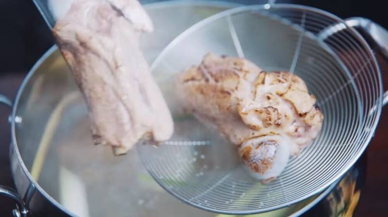 Tiến hành công đoạn nấu xí quách