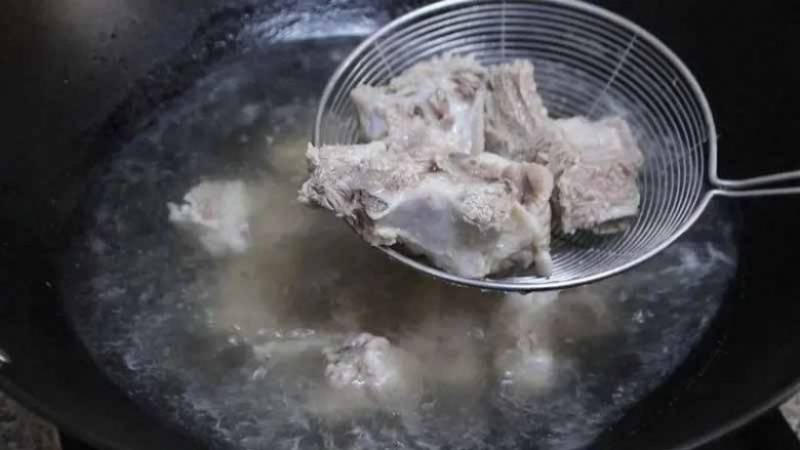 Chần xương heo qua nước sôi