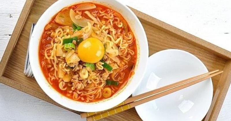 Tô mì trứng thơm ngon nấu từ nồi cơm điện