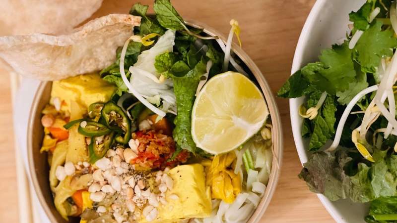 Thành phẩm món mì quảng chay hấp dẫn