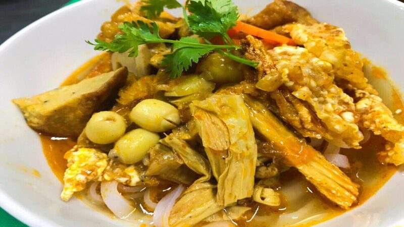 Hoàn thành mì Quảng chay với mì căn đậm vị