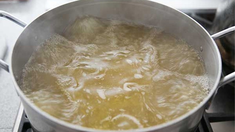 Công đoạn nấu nước dùng cho mì ramen