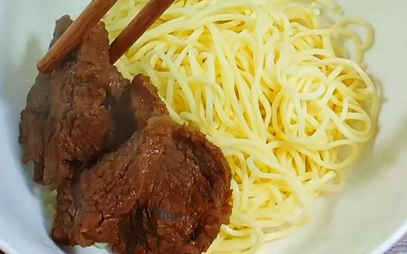 Cho phần mì đã trụng vào tô