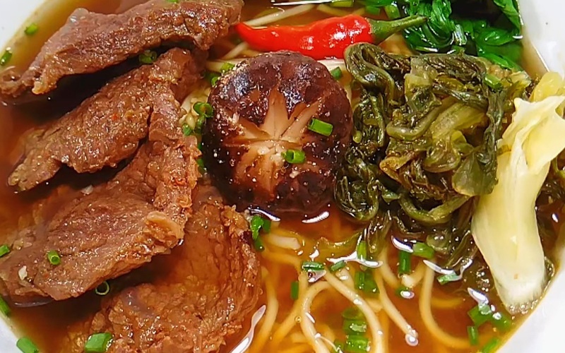 Chan nước dùng dùng và thưởng thức mì thịt bò