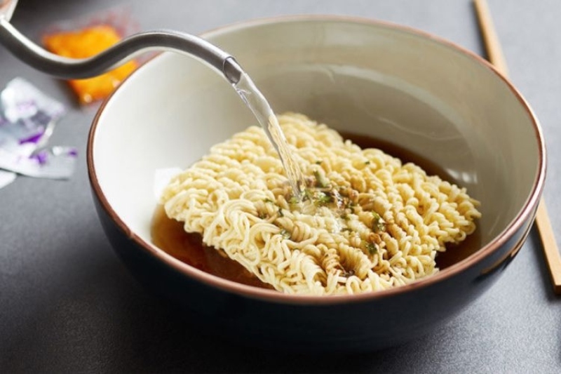 Cho nước vào tô mì