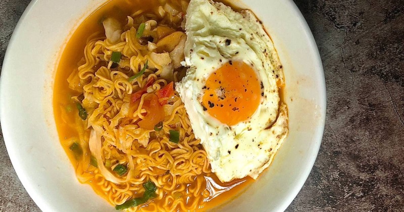 Tô mì tôm trứng hoàn thành