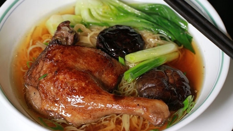 thành phẩm món mì vịt tiềm bằng vịt quay thơm ngon