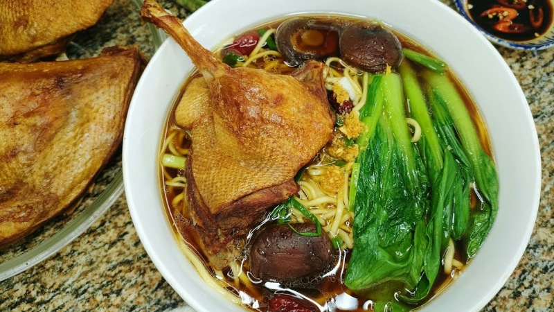 cách nấu mì vịt tiềm bằng vịt quay đơn giản tại nhà