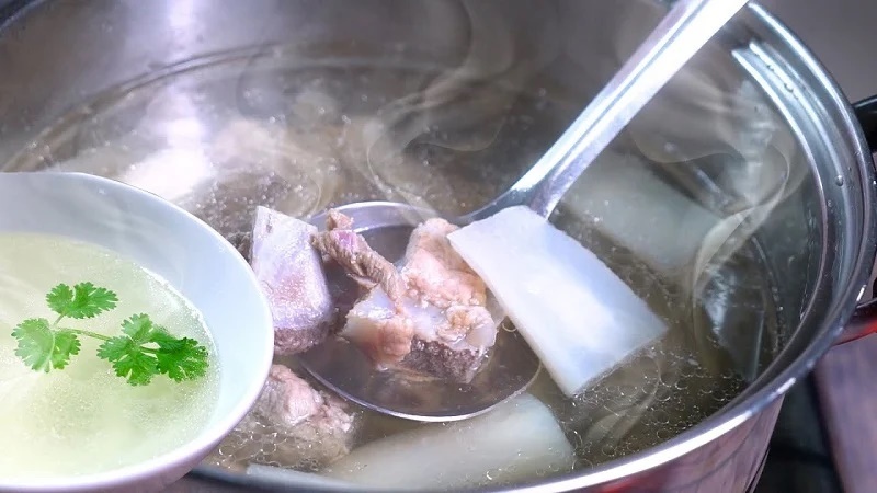 Hầm xương heo với rau củ
