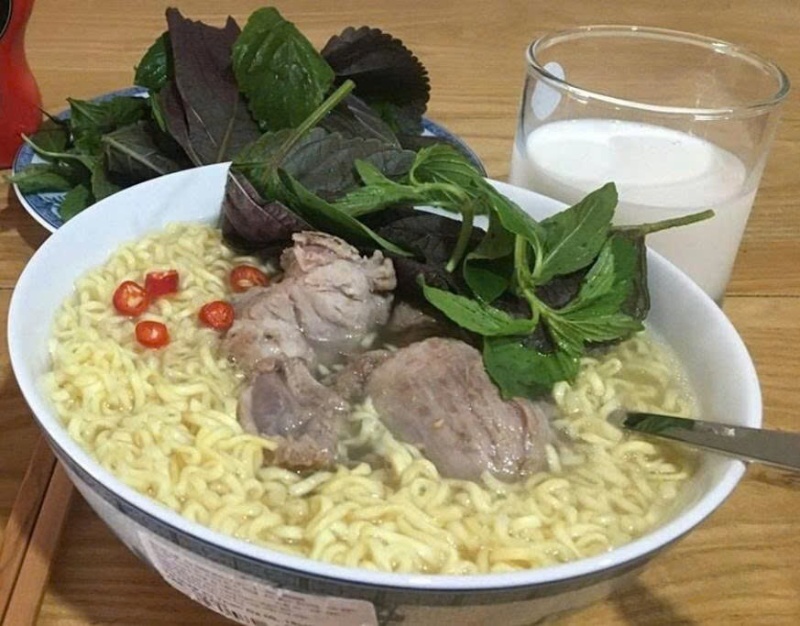 Mì xương heo ăn kèm rau thơm
