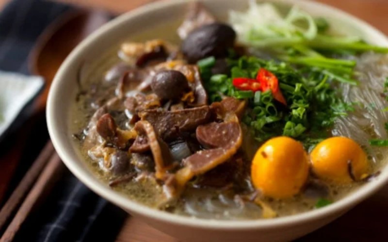 Hoàn thành miến nấu lòng gà rau củ thơm ngon