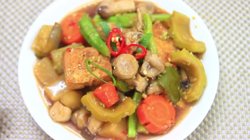 Tàu hủ kho rau củ chín mềm bày trên đĩa