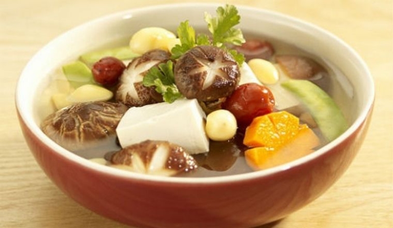 Canh nấm hạt sen được múc ra tô