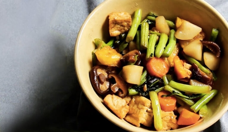 Rau củ kho chay được bày ra tô