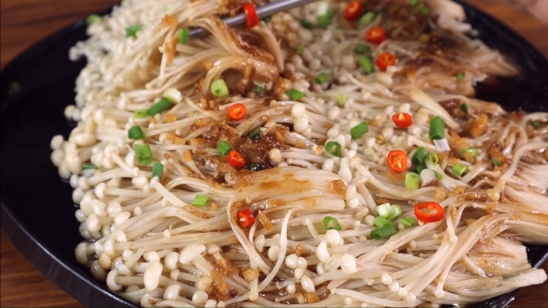 Nấm kim châm hấp xì dầu rắc thêm ớt