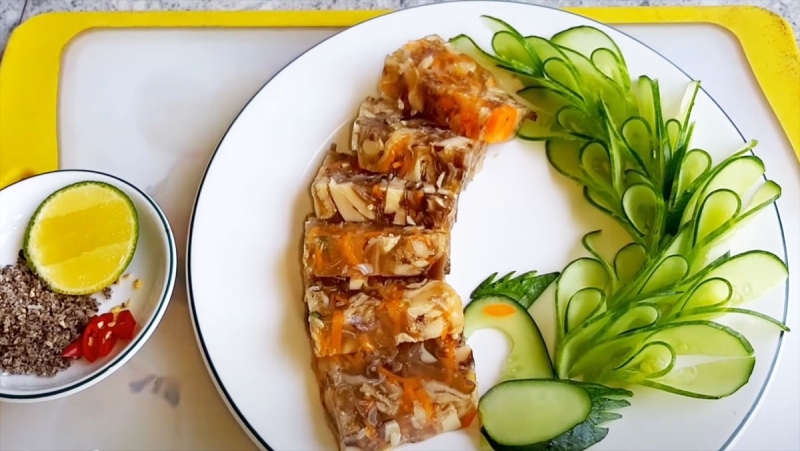 Thịt đông chay cắt lát, ăn kèm dưa leo và muối tiêu