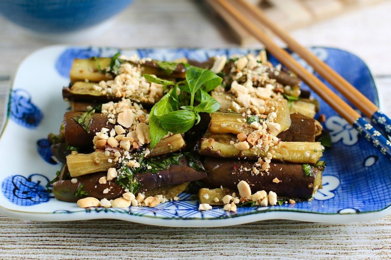 Gỏi cà tím chay rắc thêm lạc rang bên trên
