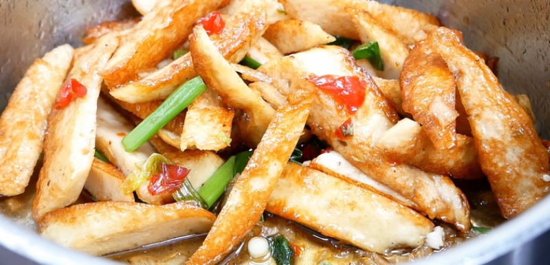 Chả lụa chay rim trong nồi
