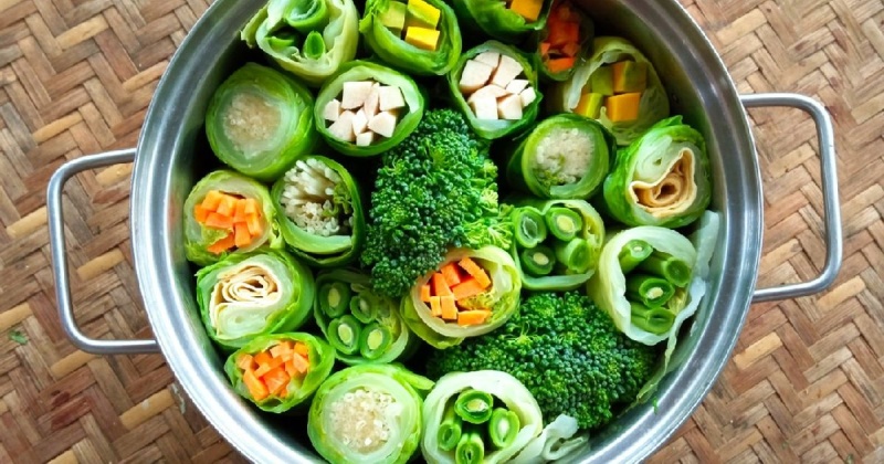 Bắp cải cuộn chay với rau củ