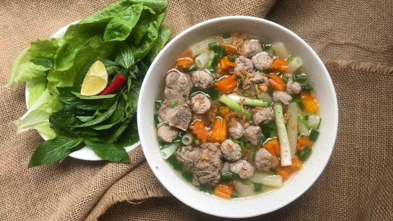 Tô nui nấu sườn heo và rau sống ăn kèm