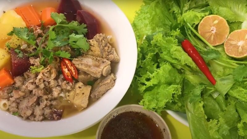 Tô nui sườn heo rau củ thập cẩm ăn kèm rau sống