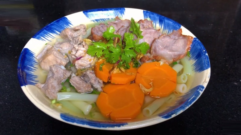 Tô nui sườn heo với cà rốt, hành ngò và xá xíu