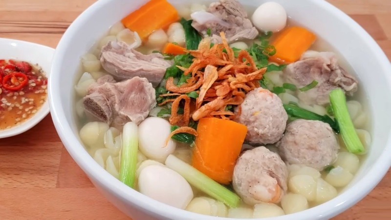 Tô nui nóng hổi với sườn heo, thịt viên và rau củ