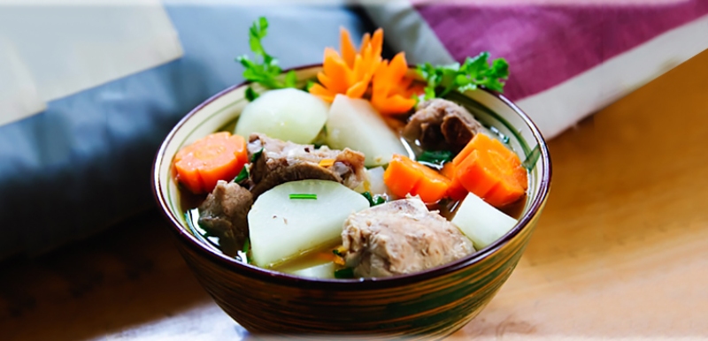 Tô nui xương heo ăn kèm rau củ
