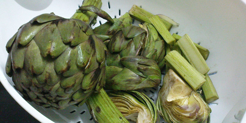 Sơ chế atiso trước khi nấu