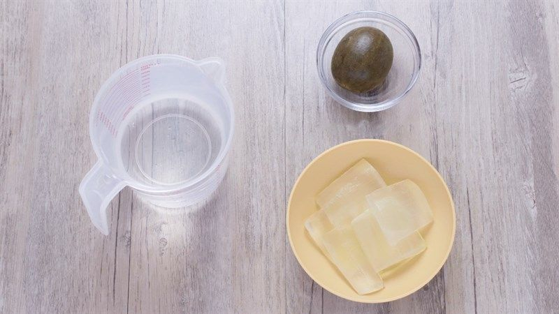 Nguyên liệu bao gồm la hán, nha đam đã sơ chế và đường phèn