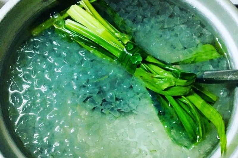  Luộc nha đam với lá dứa để khử nhớt và tạo hương thơm