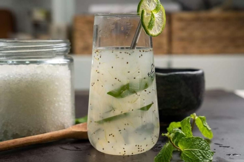 Nước nha đam hạt chia mát lạnh với lát chanh trang trí bắt mắt